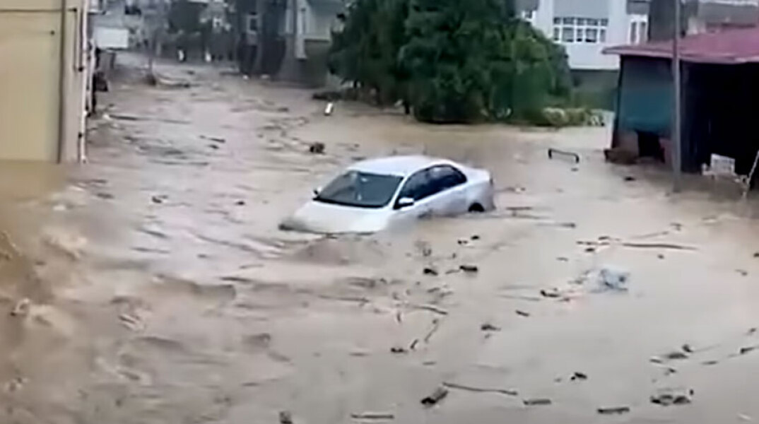 Πλημμύρες στην Τουρκία: Ορμητικοί χείμαρροι παρέσυραν αυτοκίνητα