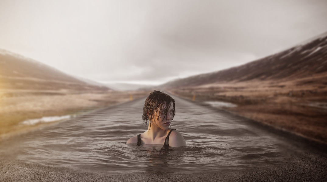 Εικόνα που δείχνει πρόσωπο γυναίκας που κολυμπά σε δρόμο