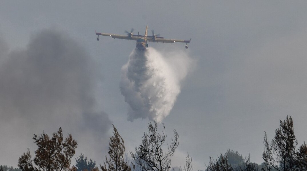 Ελικόπτερο της Πυροσβεστικής κάνει ρίψη νερού © EUROKINISSI 