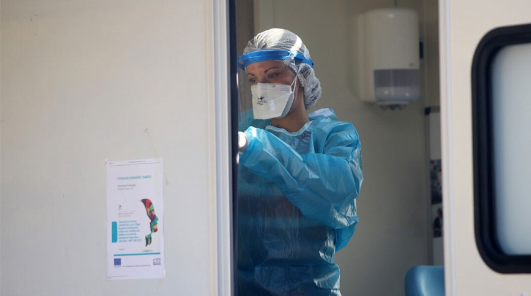 Υγειονομικός με προστατευτικό εξοπλισμό κατά της Covid-19 (ΦΩΤΟ ΑΡΧΕΙΟΥ) - Μεγάλη η διασπορά του κορωνοϊού στην Κρήτη, με το μισό νησί να παραμένει ανεμβολίαστο