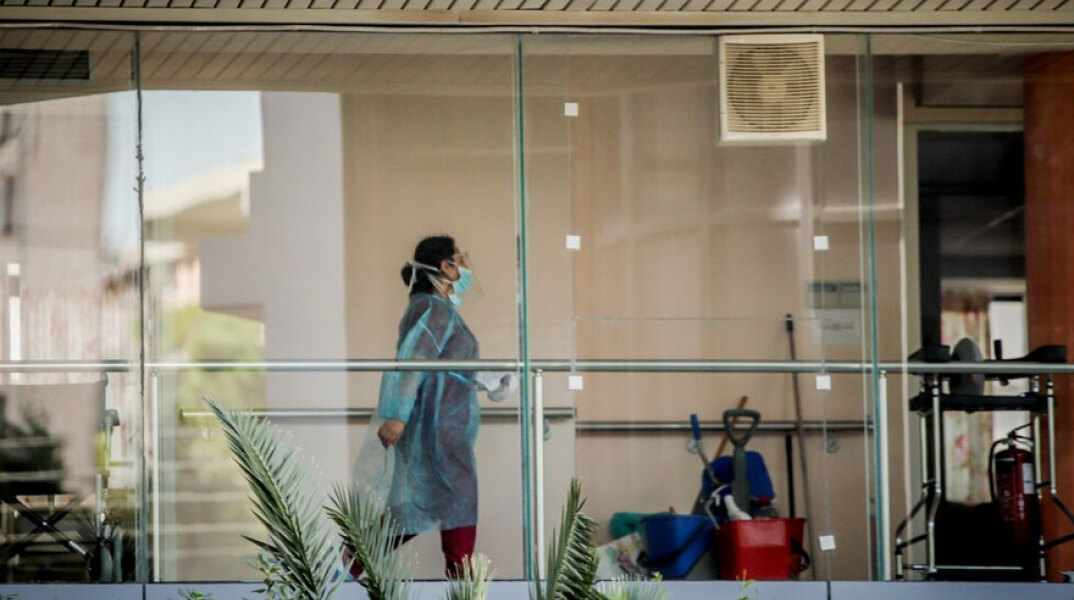 Υγειονομικός με προστατευτική στολή για κορωνοϊό (ΦΩΤΟ ΑΡΧΕΙΟΥ) - Ο ΕΟΔΥ ανακοίνωσε σήμερα Πέμπτη 12 Αυγούστου 2021 τα νέα κρούσματα Covid-19