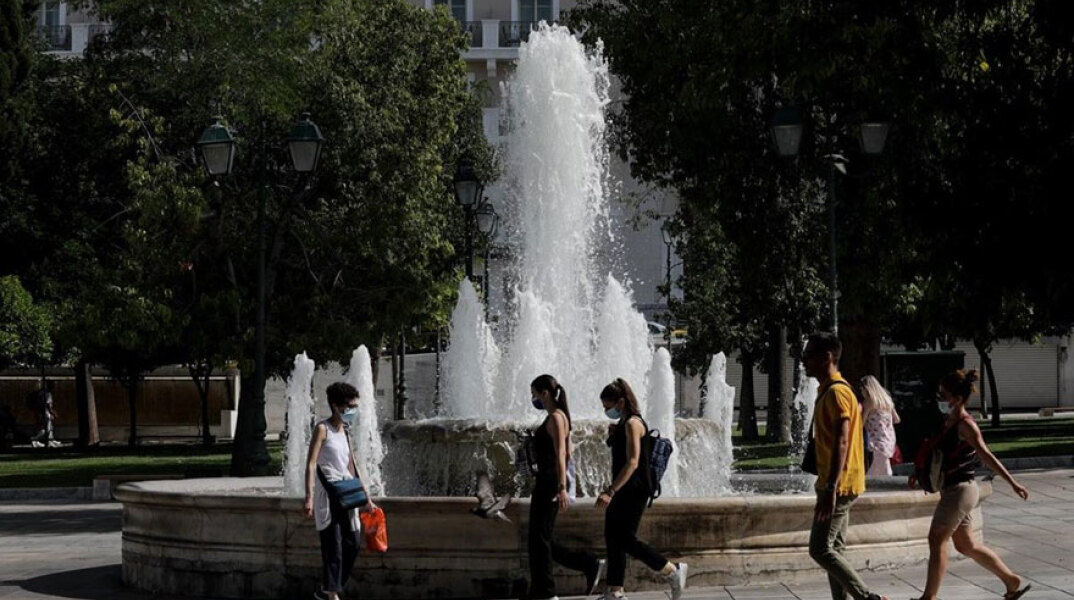 Πολίτες με μάσκα στην πλατεία Συντάγματος (ΦΩΤΟ ΑΡΧΕΙΟΥ) - Εκατοντάδες νέα κρούσματα κορωνοϊού στην Ελλάδα που αφορούν στη μετάλλαξη Δέλτα