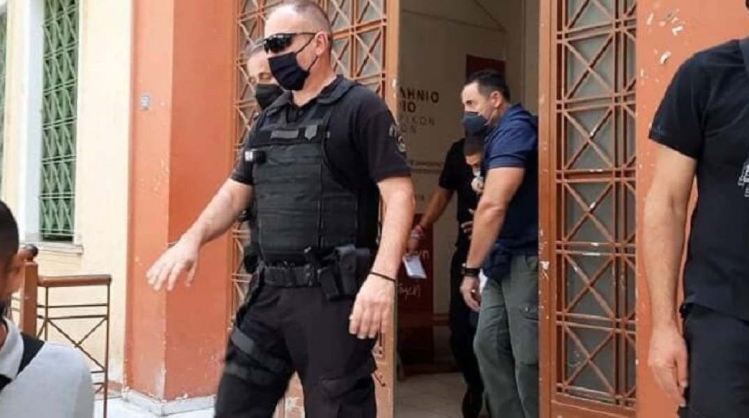 Έγκλημα στις Σέρρες: Ο 22χρονος κατηγορούμενος φεύγει από το κτίριο της εισαγγελίας