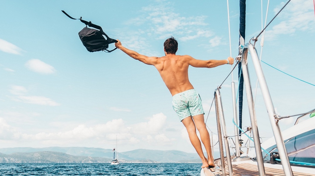 Ένα αγόρι σε ένα σκάφος στη Μύκονο.