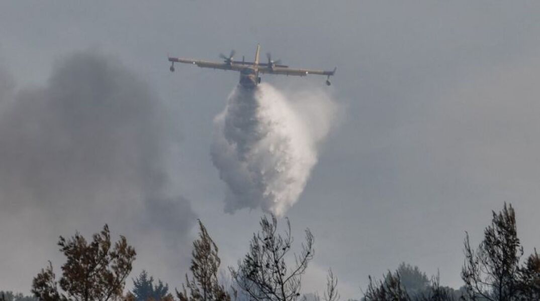 Ελικόπτερο της Πυροσβεστικής κάνει ρίψη νερού © EUROKINISSI 