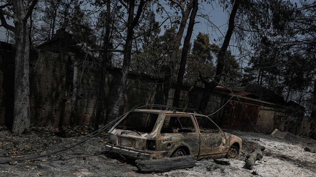 Καμένο αυτοκίνητο στην Εύβοια από τις φωτιές - Δημοσιεύτηκε το ΦΕΚ για τις ασφαλιστικές εισφορές που αφορούν σε πυρόπληκτους