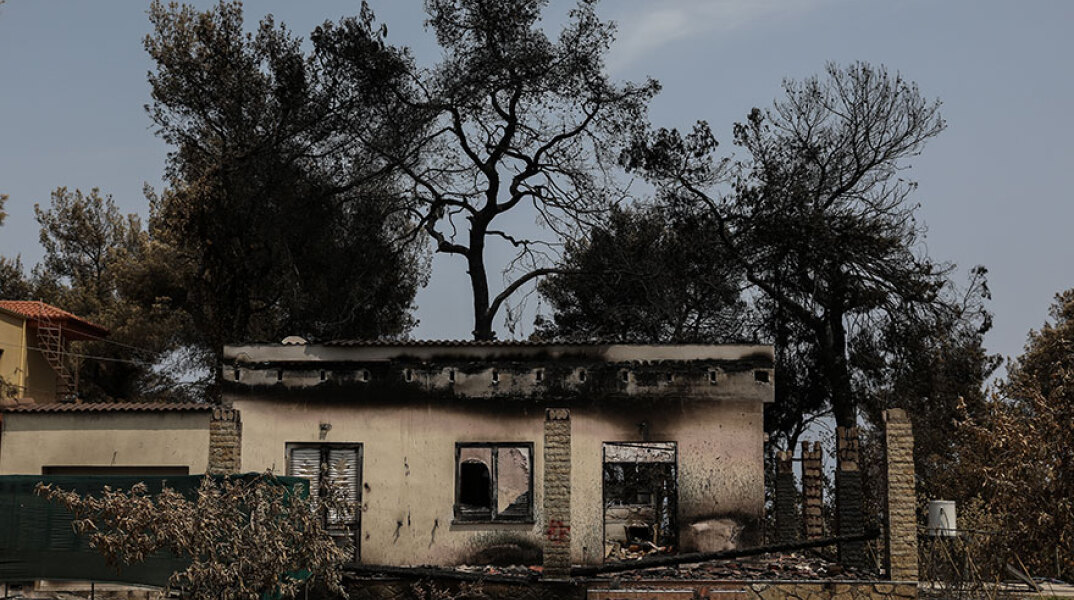 Κατεστραμμένο κτίριο στην Εύβοια μετά τις φωτιές