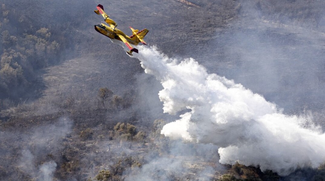Πυροσβεστικό αεροπλάνο σβήνει τη φωτιά σε δασική έκταση στο λόφο Tivoli, κοντά στη Ρώμη / Ιταλία, 12 Αυγούστου 2021 ©EPA / MASSIMO PERCOSSI