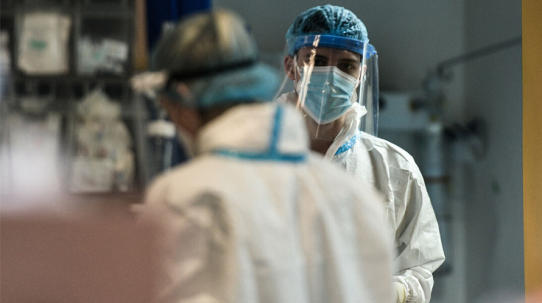 Υγειονομικός σε ΜΕΘ με προστατευτική στολή για κορωνοϊό (ΦΩΤΟ ΑΡΧΕΙΟΥ) - Τα κρούσματα σήμερα Παρασκευή 13 Αυγούστου 2021 ανακοίνωσε ο ΕΟΔΥ