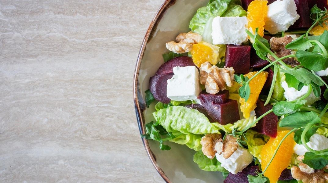 Ένα πιάτο με σαλάτα.