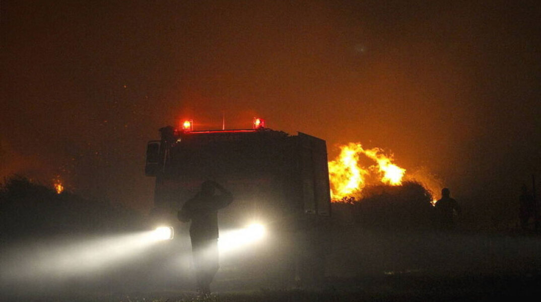 Πυροσβέστες επιχειρούν τη νύχτα σε δασική πυρκαγιά