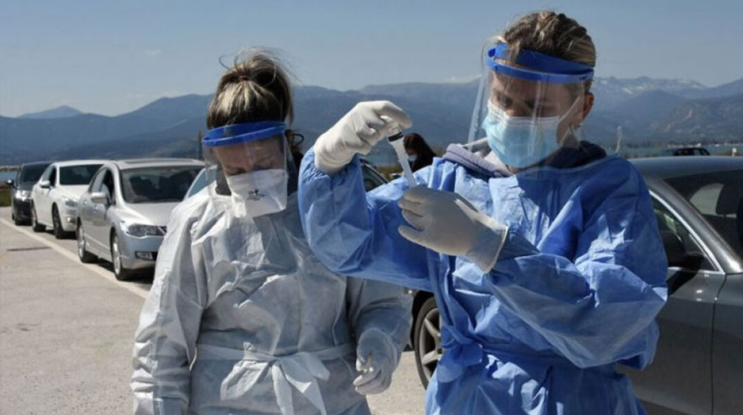 Υγειονομικοί από κινητό κλιμάκιο του ΕΟΔΥ διενεργούν δωρεάν rapid test για κορωνοϊό