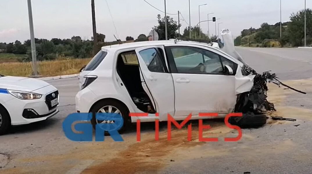 Σέρρες: «Διαλύθηκε» το μπροστινό μέρος στο αυτοκίνητο που ενεπλάκη σε τροχαίο δυστύχημα