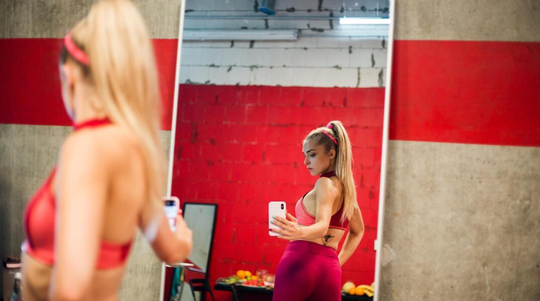 Γυναίκα που γυμνάζεται και βγάζει σέλφι 