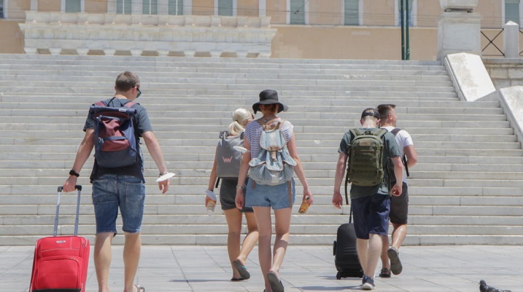 Τουρίστες με τις αποσκευές τους στην πλατεία Συντάγματος
