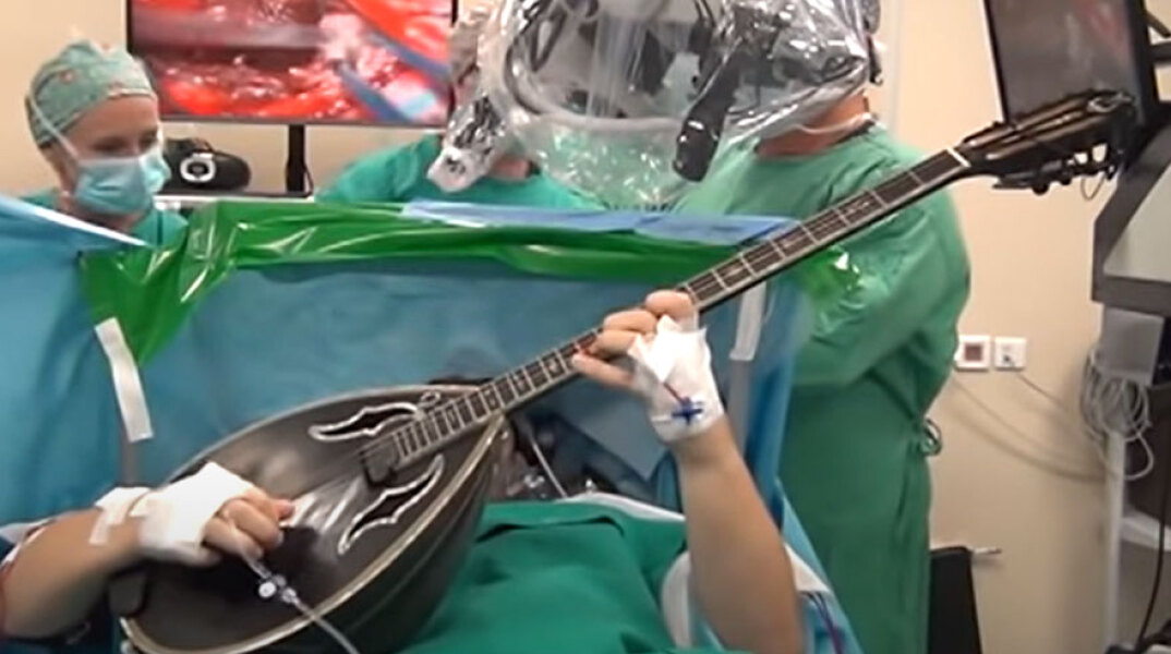 Ο Μήτσος Κύρτσος με το μπουζούκι του στο χειρουργείο, την ώρα της επέμβασης