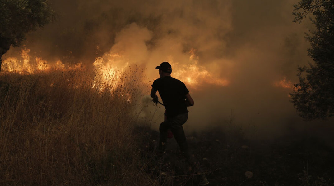 Εθελοντής σε φωτιά στην Εύβοια - Συνεχίζεται η κατάσβεση των πυρκαγιών σε Μεσοχώρια Καρύστου και Αρχαία Κόρινθο
