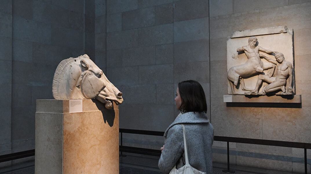 Γλυπτά Παρθενώνα στο Βρετανικό Μουσείο: Τουρίστρια μπροστά σε μαρμάρινη κεφαλή αλόγου