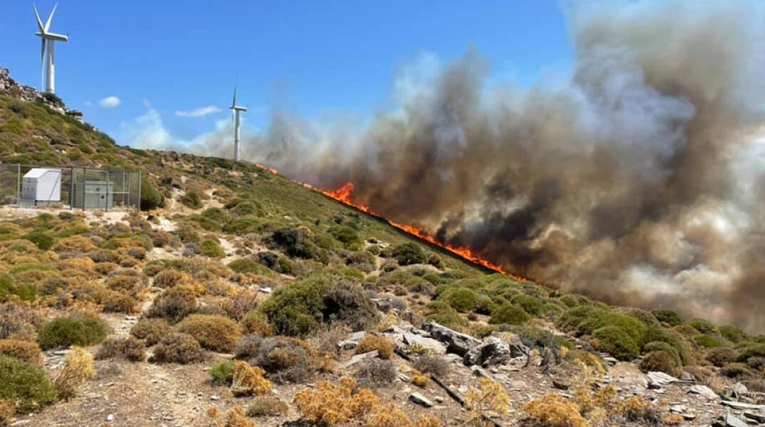 Φωτιά στα Μεσοχώρια Καρύστου, στο νότιο τμήμα της Εύβοιας