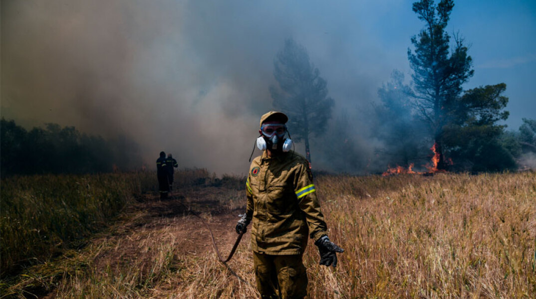 Πυροσβέστης επιχειρεί σε φωτιά (ΦΩΤΟ ΑΡΧΕΙΟΥ) - Πολύ υψηλός ο κίνδυνος πυρκαγιάς τον Δεκαπενταύγουστο