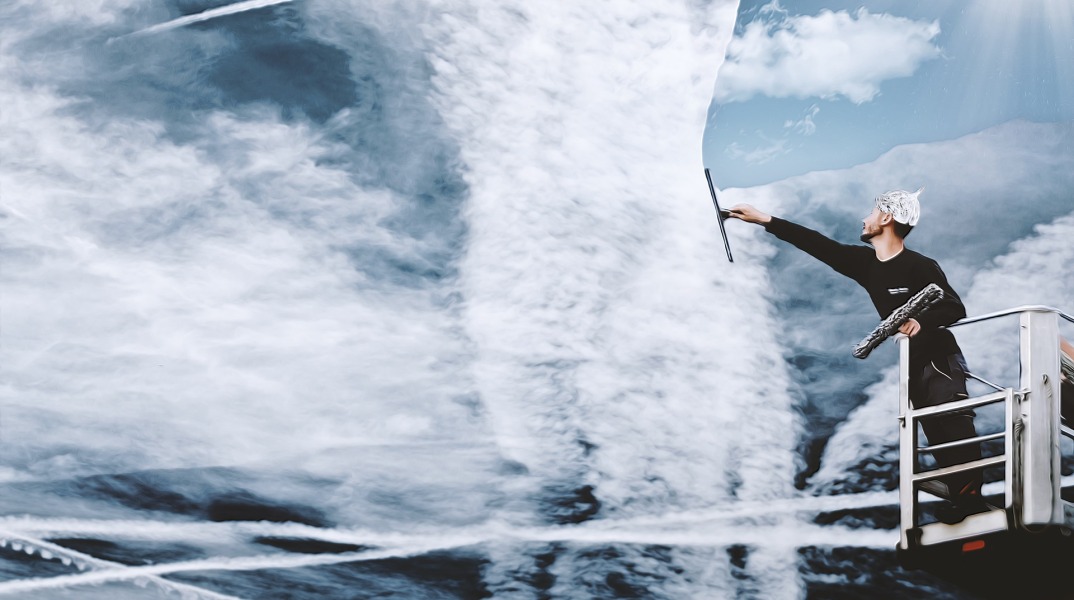 Εικόνα που δείχνει άνθρωπο να καθαρίζει σύννεφα