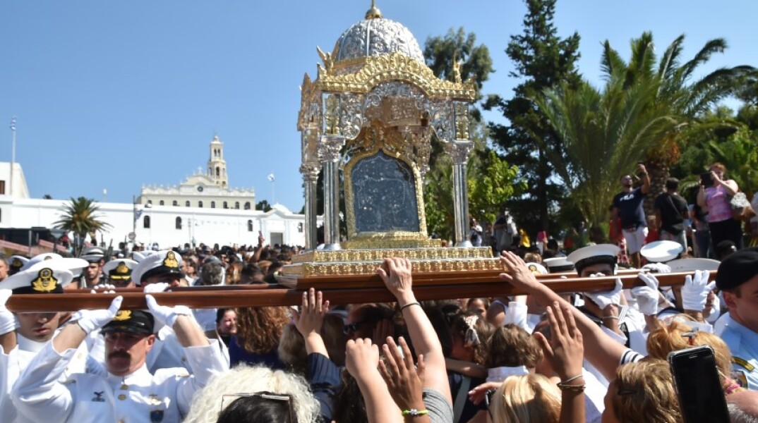 Περιφορά της εικόνα της Παναγίας στην Τήνο ανήμερα του Δεκαπενταύγουστου © AΠΕ / ΘΕΟΧΑΡΗΣ ΛΑΣΚΑΡΗΣ