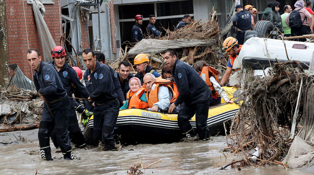Στην Τουρκία ηλικιωμένοι απομακρύνονται με φουσκωτή βάρκα από διασώστες - Μεγάλες πλημμύρες στο βόρειο τμήμα της χώρας