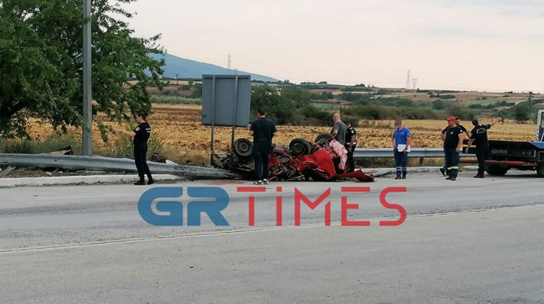 Ό,τι απέμεινε από αυτοκίνητο που ενεπλάκη στο πολύνεκρο τροχαίο στις Σέρρες
