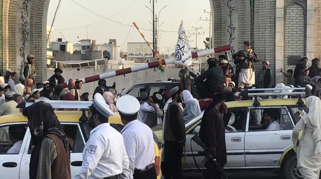 Μαχητές των Ταλιμπάν συγκεντρώνονται μία ημέρα μετά τον έλεγχο του Κανταχάρ, Αφγανιστάν, 14 Αυγούστου 2021 © ΕPA / STRINGER