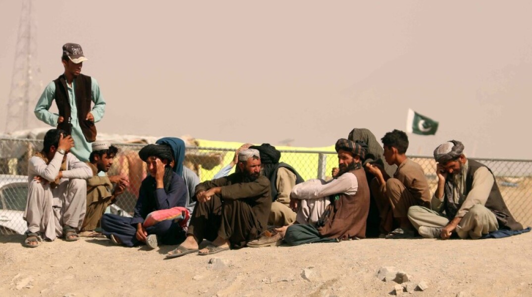 Aνθρωποι εγκλωβισμένοι στα σύνορα Πακιστάν-Αφγανιστάν © EPA / AKHTER GULFAM  