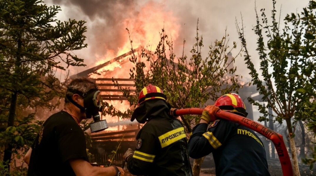 Πυροσβέστες που σβήνουν τη φωτιά © EUROKINISSI