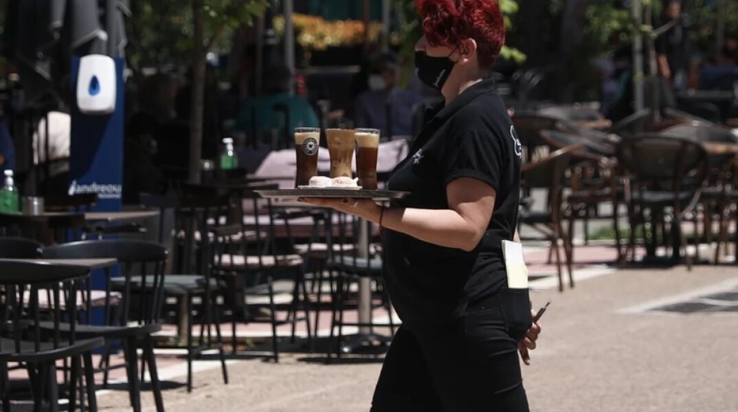 Καφετέρεια στο κέντρο της Αθήνας © EUROKINISSI