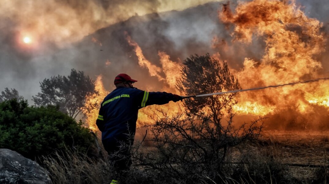 Δασική πυρκαγιά σε εξέλιξη με πυροσβέστες να προσπαθούν να τη σβήσουν - Εκκενώθηκε οικισμός στην Αρχαία Κόρινθο όπου μαίνεται φωτιά © EUROKINISSI 
