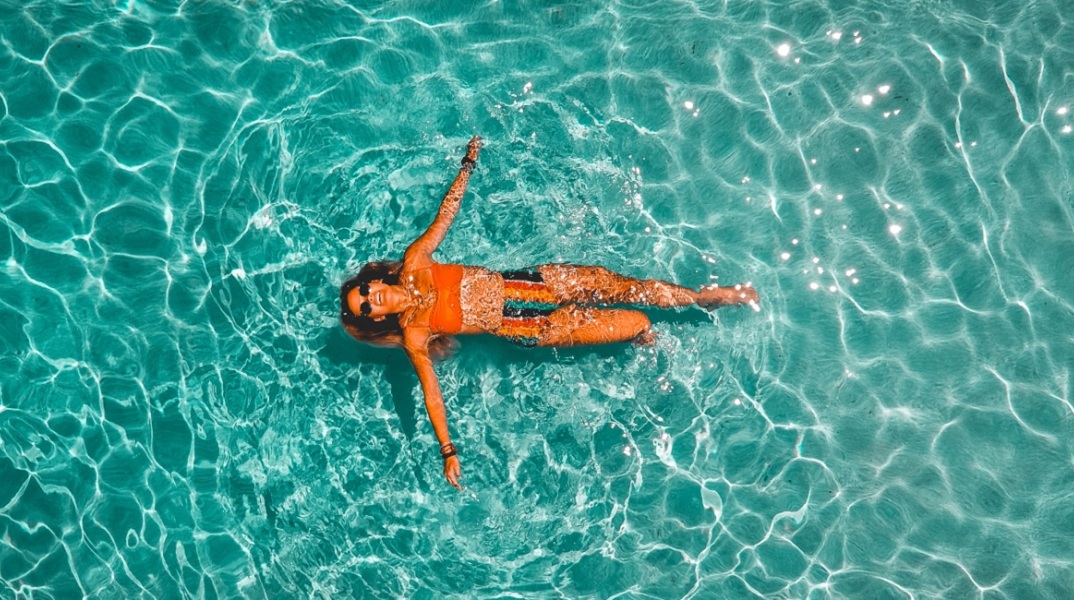 Μια γυναίκα απολαμβάνει τη θάλασσα