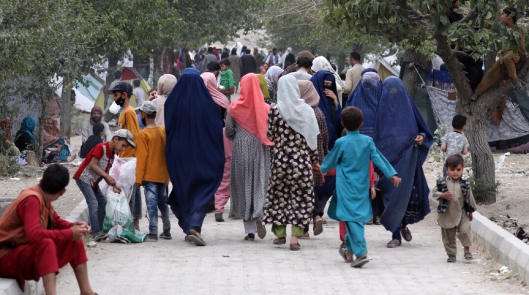 Κάτοικοι της Καμπούλ εγκαταλείπουν τα σπίτια τους © EPA / HEDAYATULLAH AMID