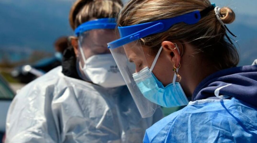 Υγειονομικός διενεργεί δωρεάν rapid test για κορωνοϊό - Σε 130 σημεία σε όλη την Ελλάδα την Δευτέρα 16 Αυγούστου κινητά κλιμάκια του ΕΟΔΥ © EUROKINISSI