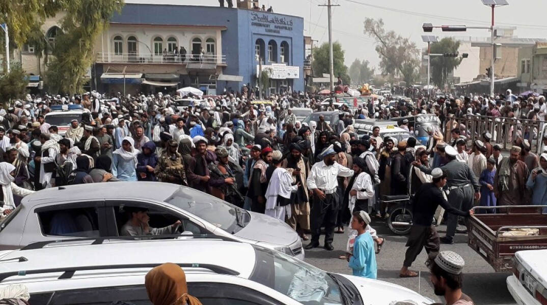 Αφγανιστάν: Πολίτες αποχωρούν από την Καμπούλ μετά την κατάληψη από τους Ταλιμπάν