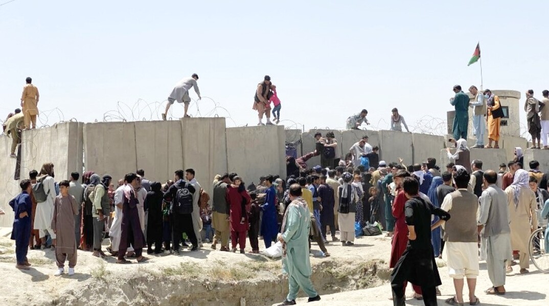 Κάτοικοι της Καμπούλ εγκαταλείπουν την πόλη © EPA 
