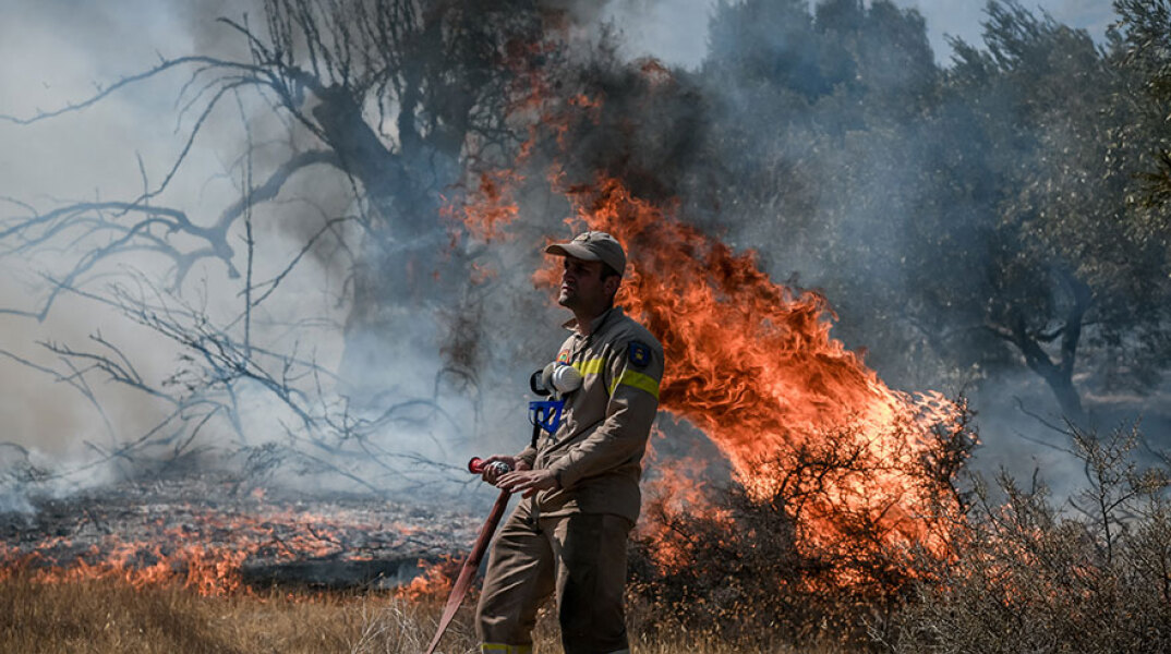 Πυροσβέστης στην Κερατέα, αντιμέτωπος με τη φωτιά