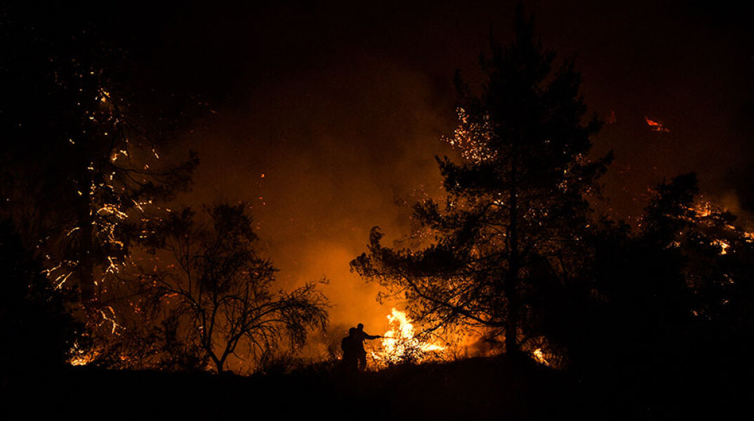 Δασική πυρκαγιά (ΦΩΤΟ ΑΡΧΕΙΟΥ) - Δύσκολη νύχτα σε Βίλια και Κερατέα, καθώς η φωτιά συνεχίζει να καίει