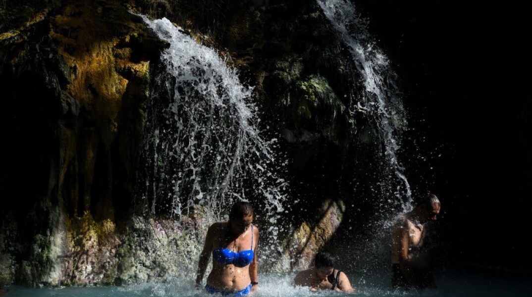 Γυναίκα κάνει μπάνιο στα Ιαματικά Λουτρα Πόζαρ Λουτρακίου © EUROKINISSI