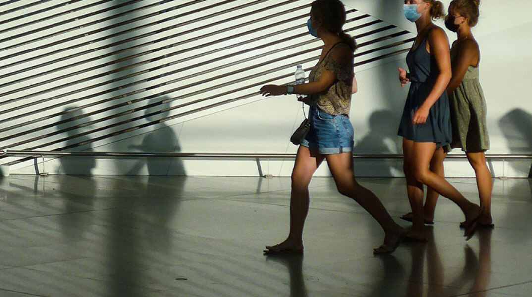 Κοπέλες με μάσκα για τον κορωνοϊό στο αεροδρόμιο «Ελευθέριος Βενιζέλος» (ΦΩΤΟ ΑΡΧΕΙΟΥ) - Ο ΕΟΔΥ ανακοίνωσε σήμερα Δευτέρα 16 Αυγούστου 2021 τα νέα κρούσματα κορωνοϊού στην Ελλάδα