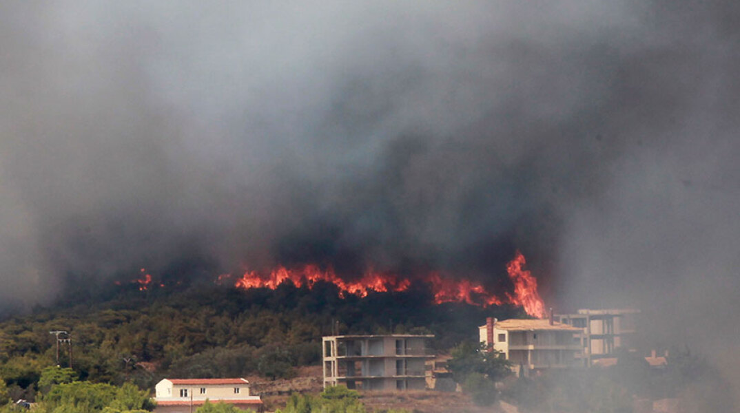 Φωτιά στην Κερατέα: Οι φλόγες κατεβαίνουν απειλητικά την πλαγιά, πλησιάζοντας σπίτια