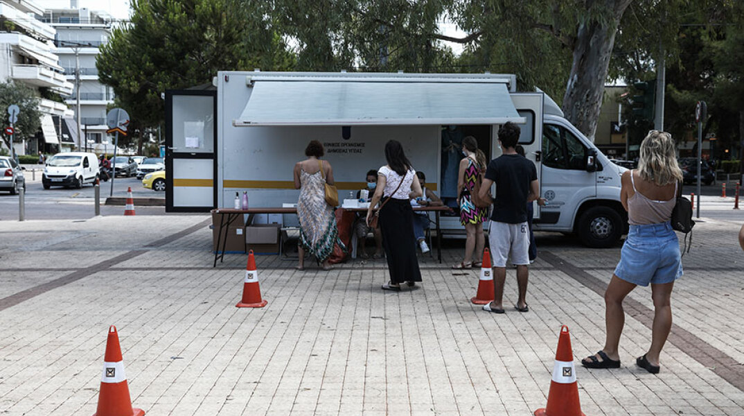 Δωρεάν rapid test για κορωνοϊό σε πολίτες στη Γλυφάδα (ΦΩΤΟ ΑΡΧΕΙΟΥ) - Ο ΕΟΔΥ ανακοίνωσε τα σημεία όπου θα βρίσκονται την Τρίτη 17 Αυγούστου 2021 κινητά κλιμάκια στην Ελλάδα