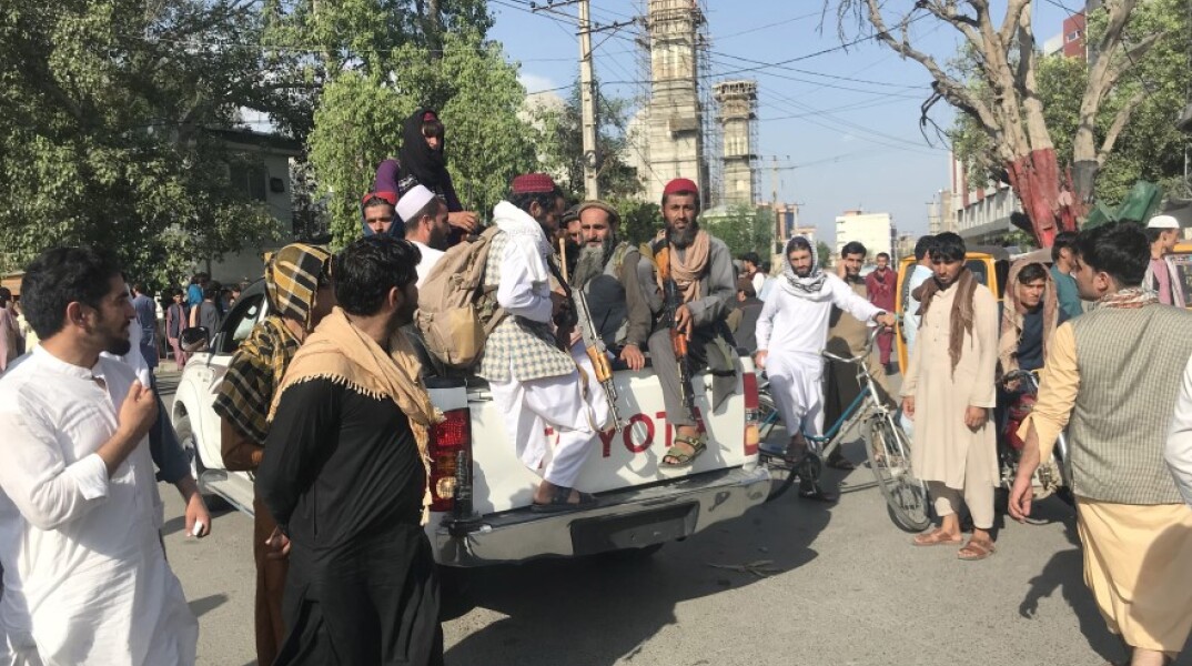 Ταλιμπάν περιπολούν πόλεις του Αφγανιστάν © EPA / STRINGER