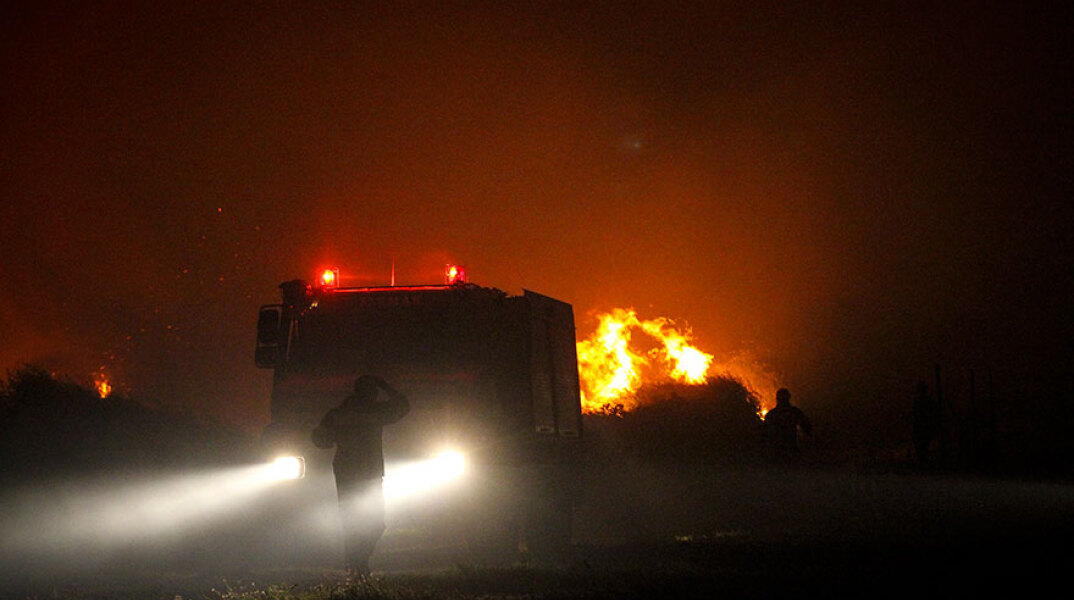Πυροσβέστες σε δασική πυρκαγιά - Δύσκολη νύχτα σε Βίλια και Κερατέα, καθώς η φωτιά μαίνεται