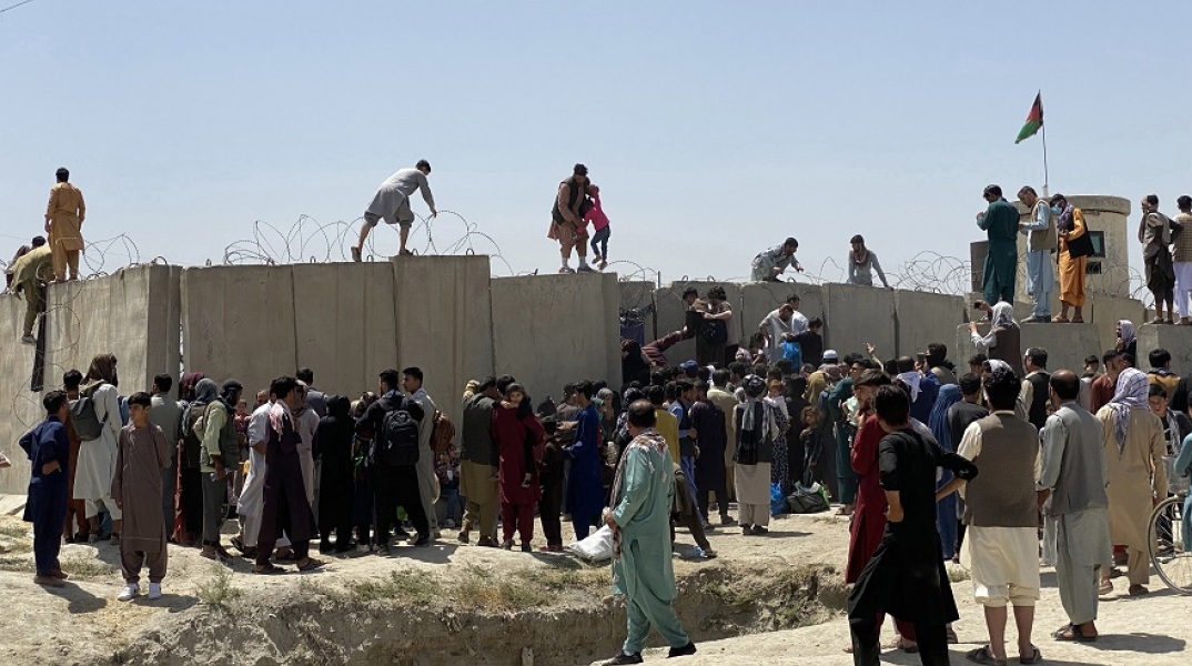 Πολίτες πηδούν τη μάντρα του αεροδρομίου προκειμένου να αποχωρίσουν από το Αφγανιστάν