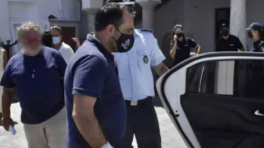 Η στιγμή που ο δήμαρχος Μυκόνου συλλαμβάνεται στο πλαίσιο του αυτοφώρου μετά τη μήνυση επιχειρηματία