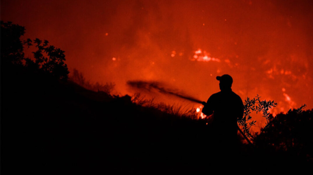 Πυροσβέστης σε δασική πυρκαγιά - Ολονύχτια η επιχείρηση στα Βίλια για να τεθεί υπό έλεγχο η φωτιά
