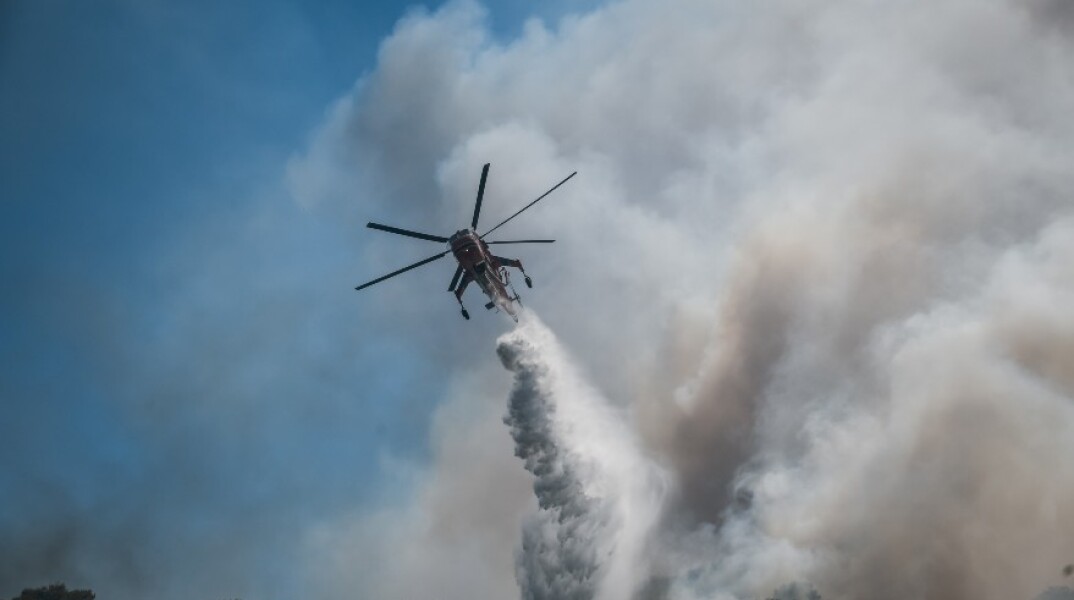 Ελικόπτερο συμμετέχει στην κατάσβεση της φωτιάς